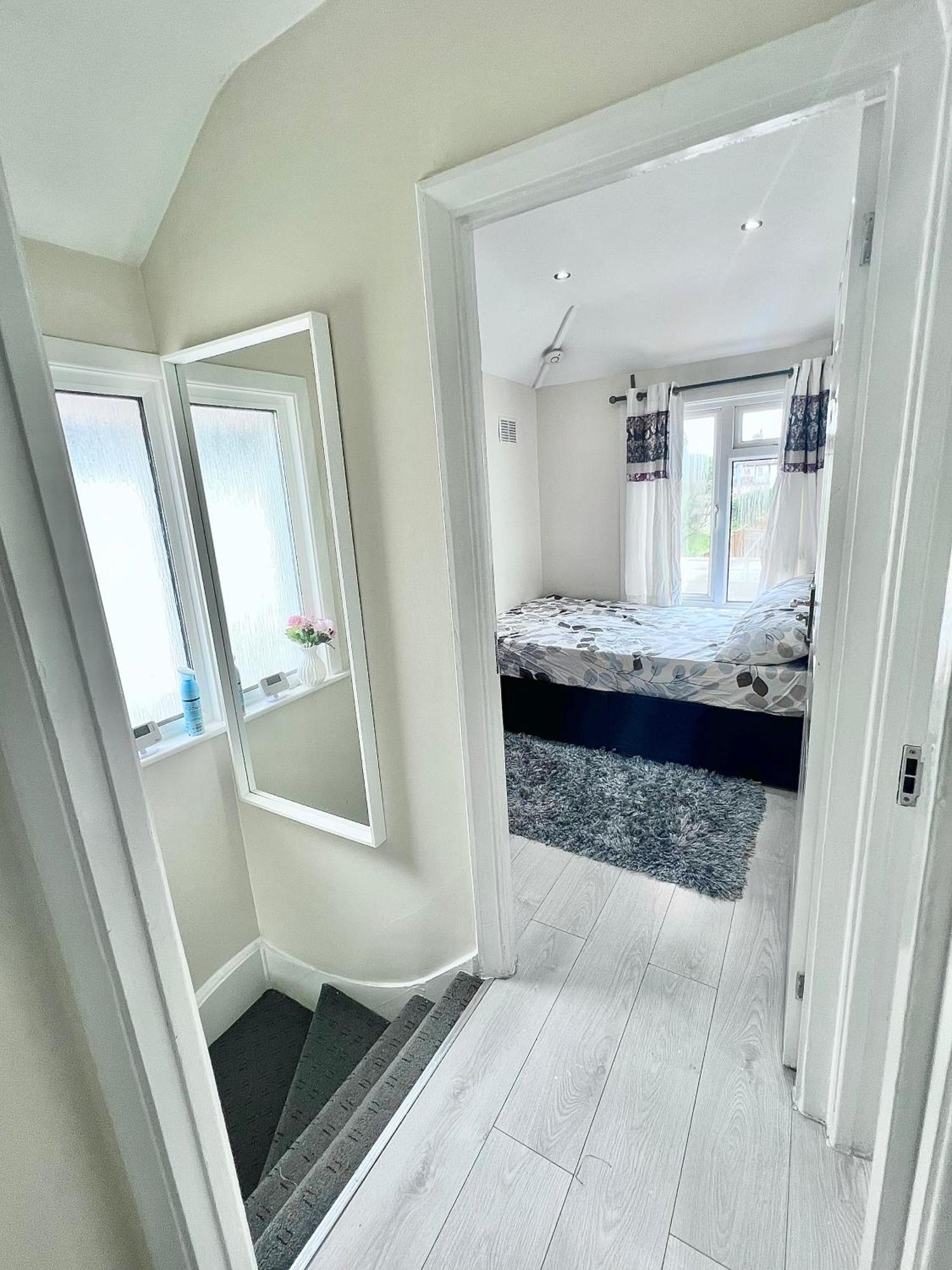Cosy Private Flat In London, Free Parking On Premise Daire Carshalton Dış mekan fotoğraf